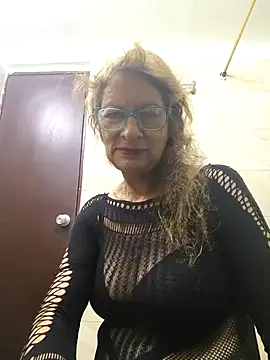 Snapshot of MaryLunne chatting on October 7, 2025, 12:28 pm MaryLunne online show from October 7, 2025, 12:28 pm