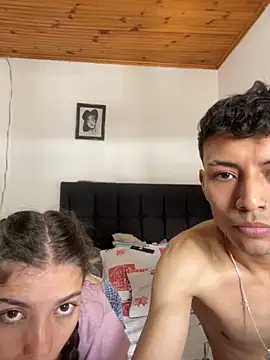 Snapshot of coupledesire18 chatting on October 12, 2025, 5:14 pm coupledesire18 online show from October 12, 2025, 5:14 pm