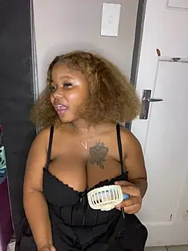 JuicyMellow21 online show from February 11, 2026, 10:31 pm