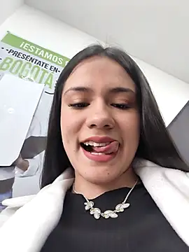 CHARLOTTE  05 online show from December 19, 2025, 12:18 pm