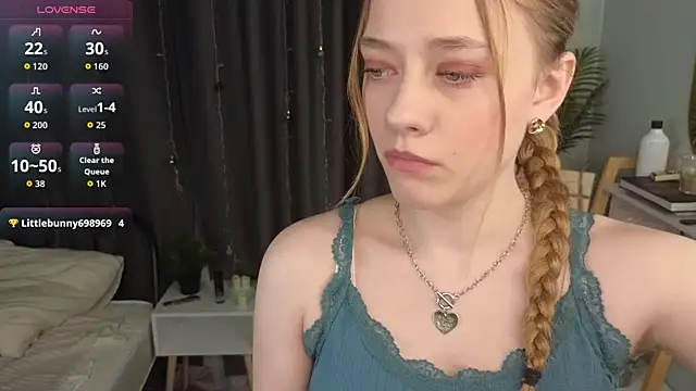 Snapshot of HollieCollelo chatting on January 10, 2026, 3:24 am HollieCollelo online show from January 10, 2026, 3:24 am