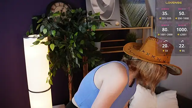 HollieCollelo online show from October 4, 2025, 3:08 am