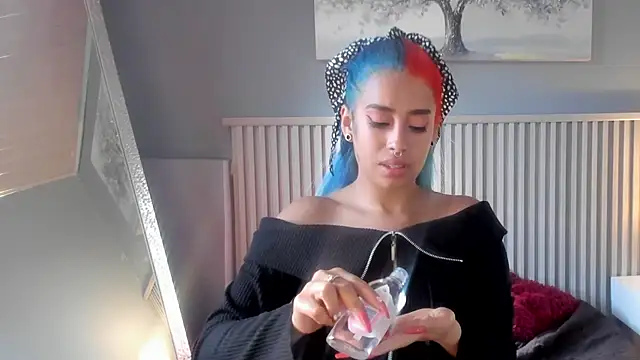 Snapshot of Cristal_r4ven chatting on October 14, 2025, 9:25 pm Cristal r4ven online show from October 14, 2025, 9:25 pm
