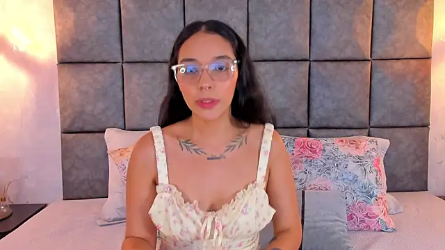 Snapshot of Roseaurora chatting on July 4, 2026, 11:27 am Roseaurora online show from July 4, 2026, 11:27 am