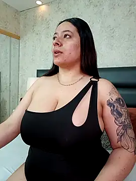 SophieCurves online show from October 16, 2025, 2:14 pm