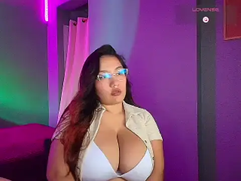 sophiejuicy  online show from October 11, 2025, 9:05 pm