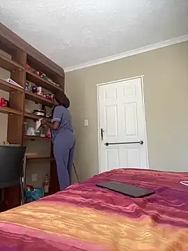 Moonzy77 online show from October 3, 2025, 9:44 am