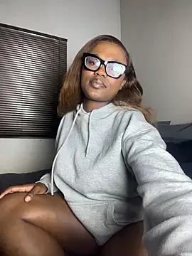 Snapshot of Moonzy77 chatting on February 15, 2026, 9:14 pm Moonzy77 online show from February 15, 2026, 9:14 pm