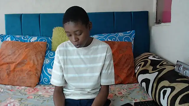Snapshot of SweetSlenderChoc chatting on April 25, 2026, 2:47 pm SweetSlenderChoc online show from April 25, 2026, 2:47 pm
