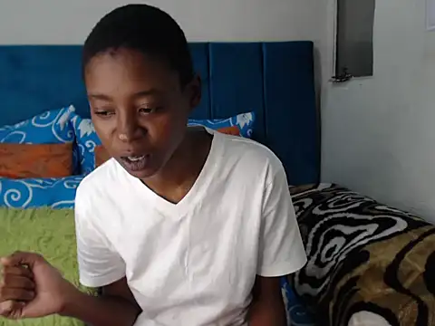 Snapshot of SweetSlenderChoc chatting on May 17, 2026, 2:06 pm SweetSlenderChoc online show from May 17, 2026, 2:06 pm