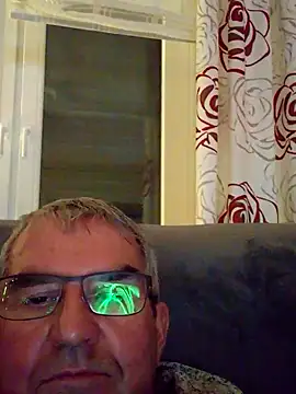 Snapshot of Oldmenhot66 chatting on October 31, 2025, 6:37 pm Oldmenhot66 online show from October 31, 2025, 6:37 pm