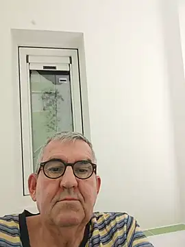 Snapshot of Oldmenhot66 chatting on November 24, 2025, 5:40 am Oldmenhot66 online show from November 24, 2025, 5:40 am