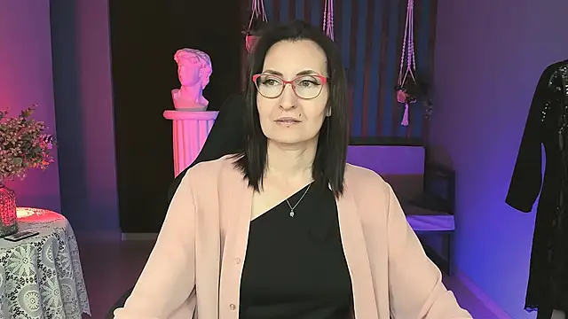 Snapshot of UnaTerra chatting on October 13, 2025, 9:22 am UnaTerra online show from October 13, 2025, 9:22 am