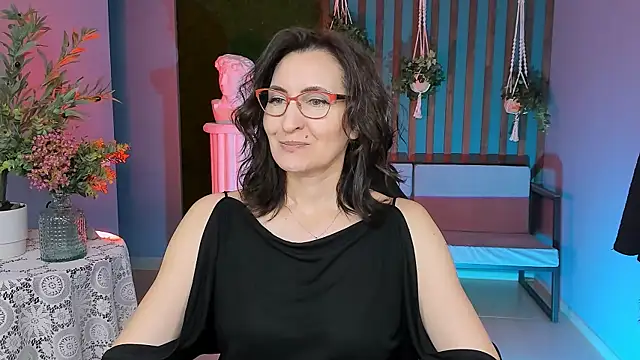 Snapshot of UnaTerra chatting on November 17, 2025, 9:13 am UnaTerra online show from November 17, 2025, 9:13 am