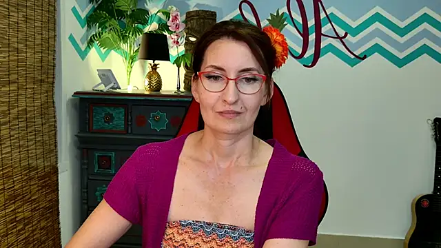 Snapshot of UnaTerra chatting on September 9, 2025, 12:36 pm UnaTerra online show from September 9, 2025, 12:36 pm