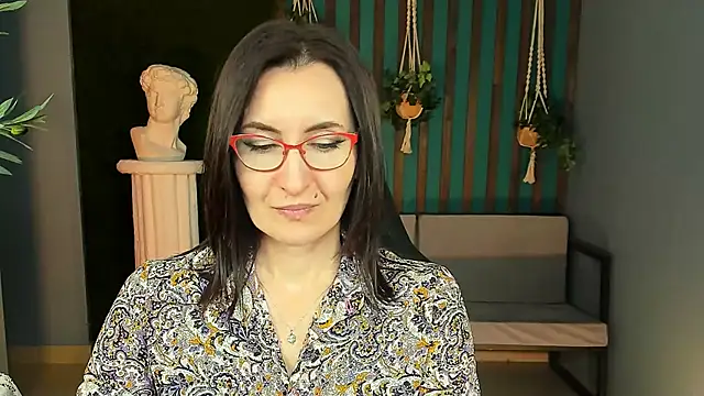 Snapshot of UnaTerra chatting on November 11, 2025, 9:15 am UnaTerra online show from November 11, 2025, 9:15 am