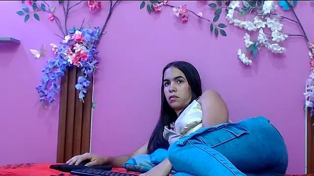 skinnysofia18 online show from October 25, 2025, 12:50 pm