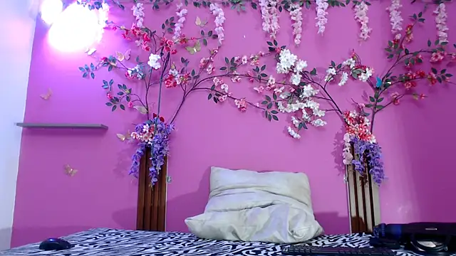 skinnysofia18 online show from May 13, 2026, 1:40 pm