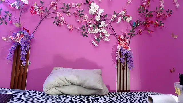 skinnysofia18 online show from May 11, 2026, 1:56 pm