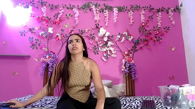 skinnysofia18 online show from May 17, 2026, 1:55 pm