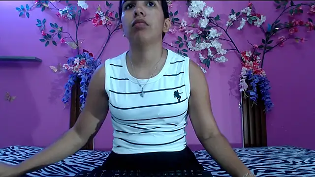 skinnysofia18 online show from May 25, 2026, 2:38 pm