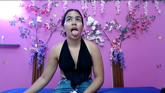 skinnysofia18 online show from May 8, 2026, 1:26 pm