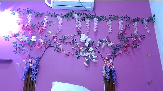 skinnysofia18 online show from March 11, 2026, 1:27 pm