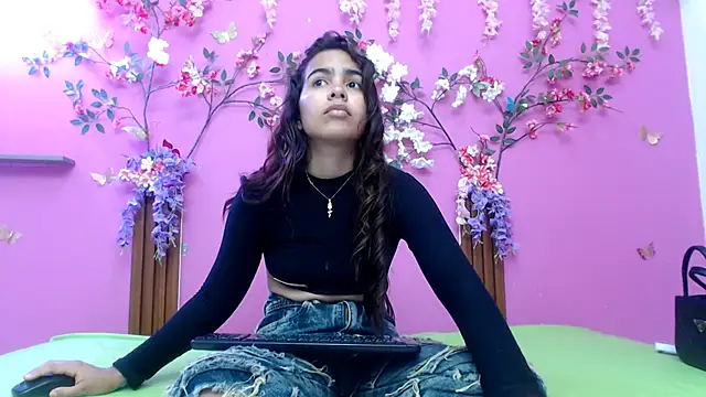 skinnysofia18 online show from May 5, 2026, 3:26 pm