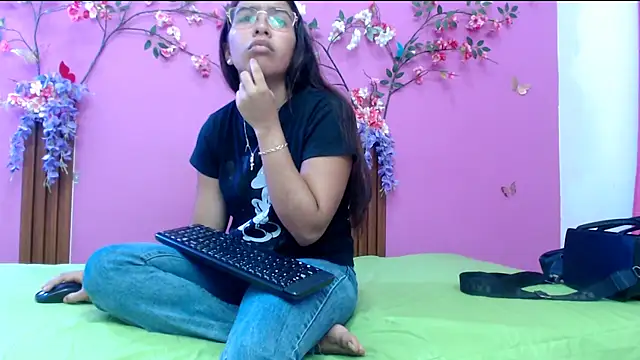 skinnysofia18 online show from April 23, 2026, 1:46 pm