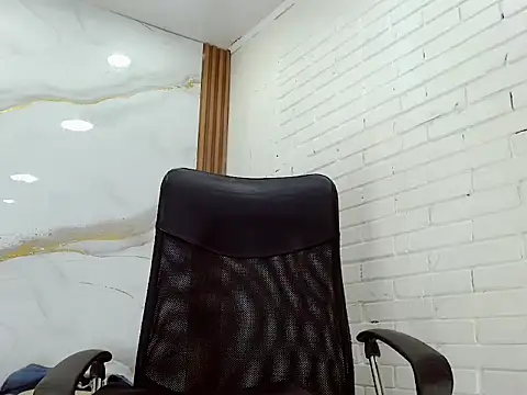 Penelopee Rouse online show from December 23, 2025, 2:33 am