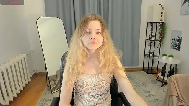 Snapshot of SilverWillow chatting on October 10, 2025, 6:25 am SilverWillow online show from October 10, 2025, 6:25 am