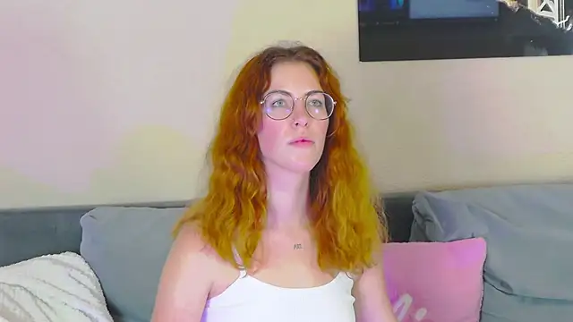 CaitlinMoon online show from November 6, 2025, 4:05 am