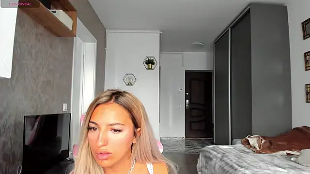 Anya Belle online show from September 25, 2025, 5:02 am