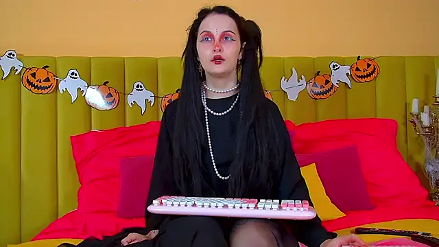 Snapshot of MollyMillsen chatting on October 29, 2025, 6:18 pm MollyMillsen online show from October 29, 2025, 6:18 pm