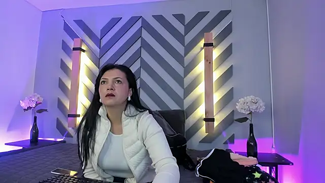 Snapshot of Viioleetta_ chatting on October 4, 2025, 1:23 pm Viioleetta online show from October 4, 2025, 1:23 pm