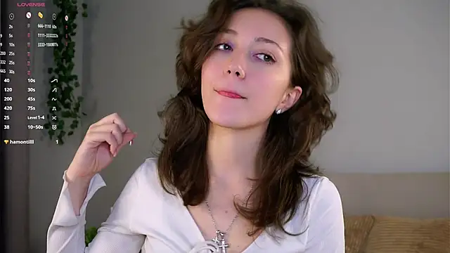 ZeniaBolich online show from November 20, 2025, 9:04 pm