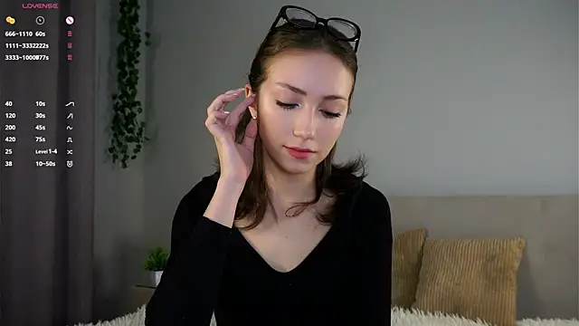 ZeniaBolich online show from November 24, 2025, 9:04 pm