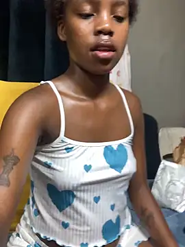 Snapshot of Littlebunny33 chatting on April 4, 2026, 8:15 pm Littlebunny33 online show from April 4, 2026, 8:15 pm