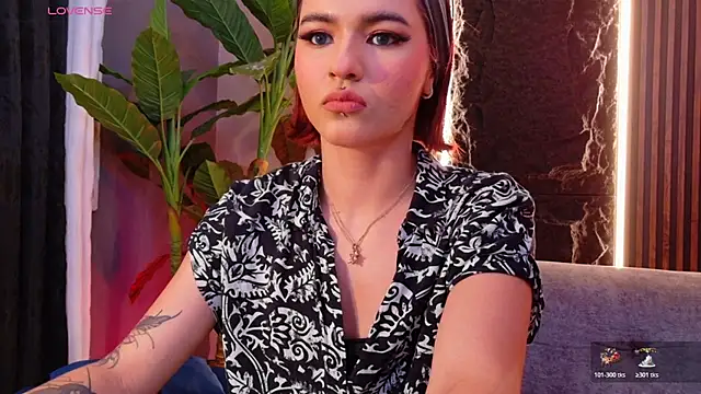 Snapshot of La_Diabla_111_ chatting on January 5, 2026, 8:23 pm La Diabla 111 online show from January 5, 2026, 8:23 pm