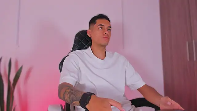 Nickyblazze  online show from October 18, 2025, 12:07 pm