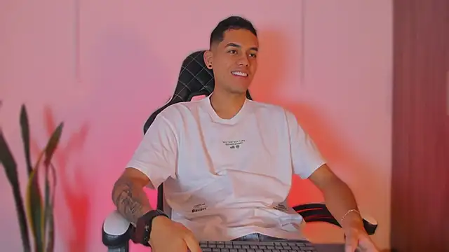 Nickyblazze  online show from October 17, 2025, 1:35 pm