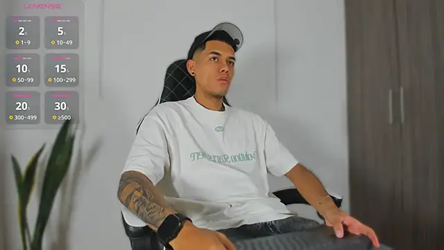 Nickyblazze  online show from November 14, 2025, 12:53 pm