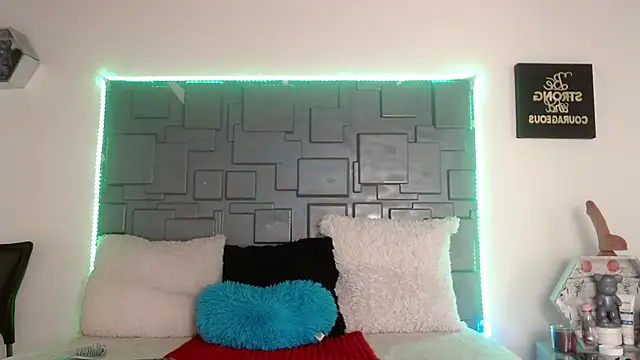 Trinity Knox online show from October 3, 2025, 3:57 pm