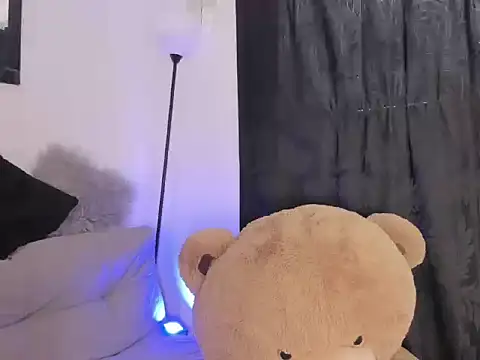 Elyross1  online show from October 12, 2025, 9:38 pm