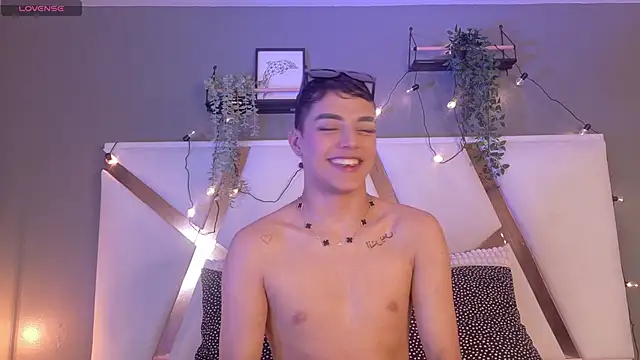 AAronBaker  online show from October 15, 2025, 7:33 pm