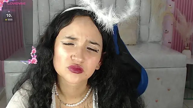 Snapshot of bella_vibess_s chatting on November 6, 2025, 8:35 pm bella vibess s online show from November 6, 2025, 8:35 pm