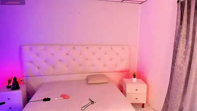 Snapshot of Ambeer_fox_ chatting on November 28, 2025, 8:09 pm Ambeer fox online show from November 28, 2025, 8:09 pm