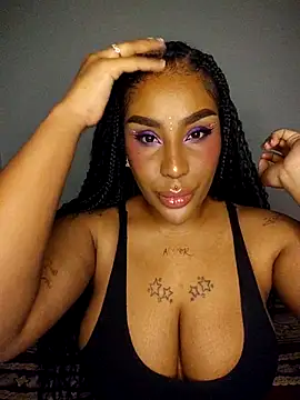 Snapshot of Queen_Amara chatting on May 4, 2026, 3:43 am Queen Amara online show from May 4, 2026, 3:43 am