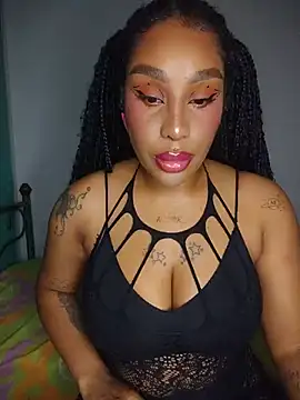 Snapshot of Queen_Amara chatting on May 25, 2026, 4:01 am Queen Amara online show from May 25, 2026, 4:01 am