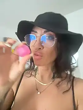 nikkaanderic online show from May 28, 2026, 4:13 pm